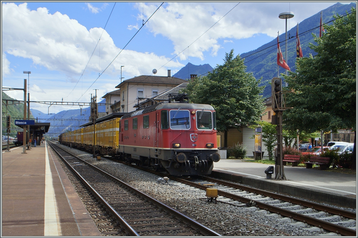 Die SBB Re 4/4 11166 mit einem Postzug bei der Durchfahrt in Biasca. 
23. Juni 2015