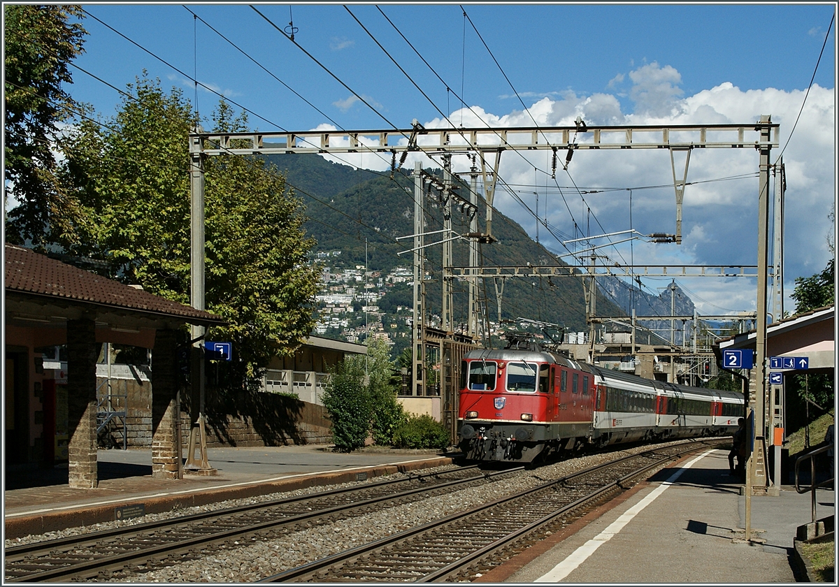 Die SBB Re 4/4 II 11210 mit dem EC 158 vom Milano nach Luzern bei der Durchfahrt in Lugano Paradiso.
12. Sept.  2013
