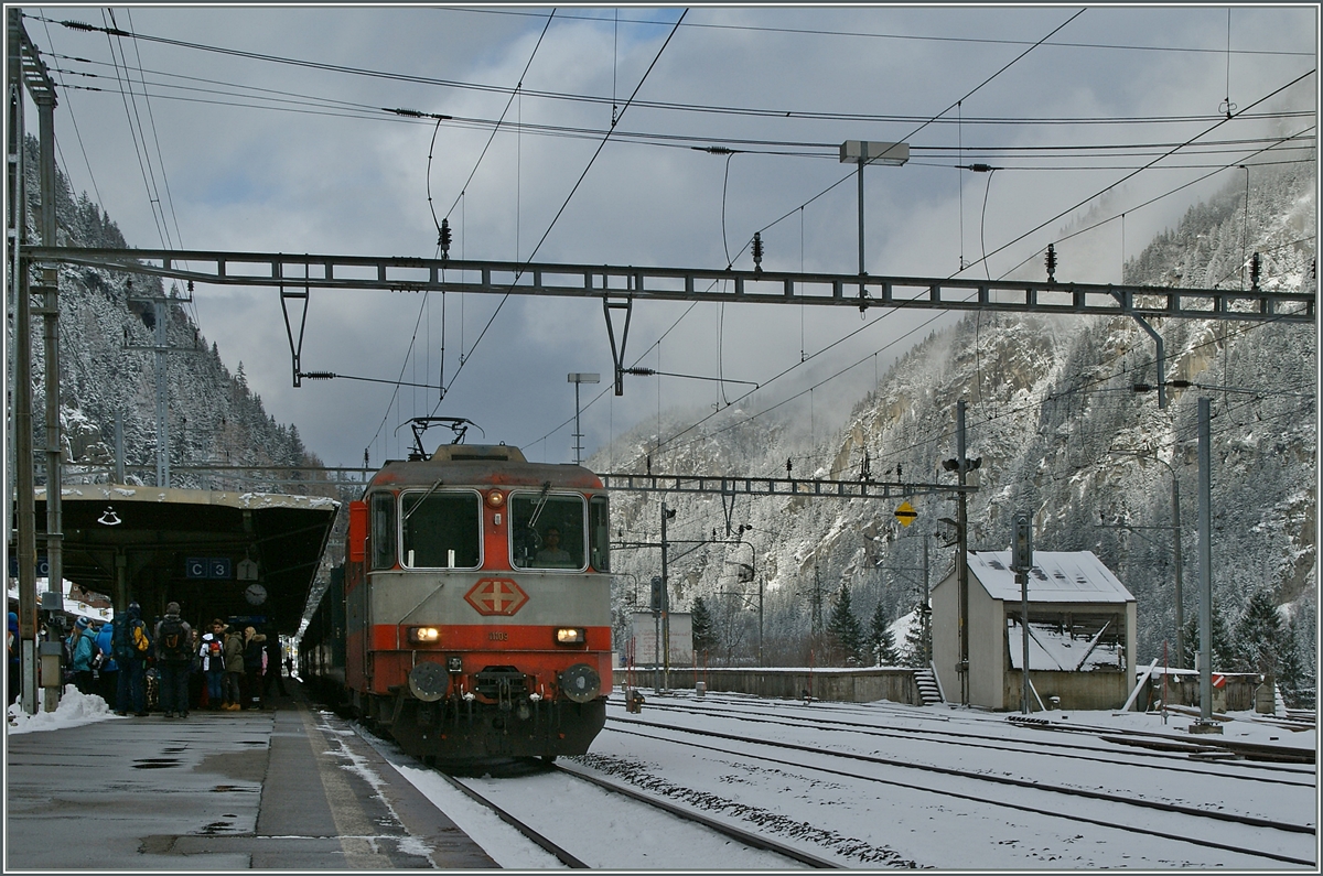 Die SBB Re 4/4 II 11109mit dem IR 2173 Basel SBB - Locarno beim Halt in Göschenen.
24. Jan. 2014  