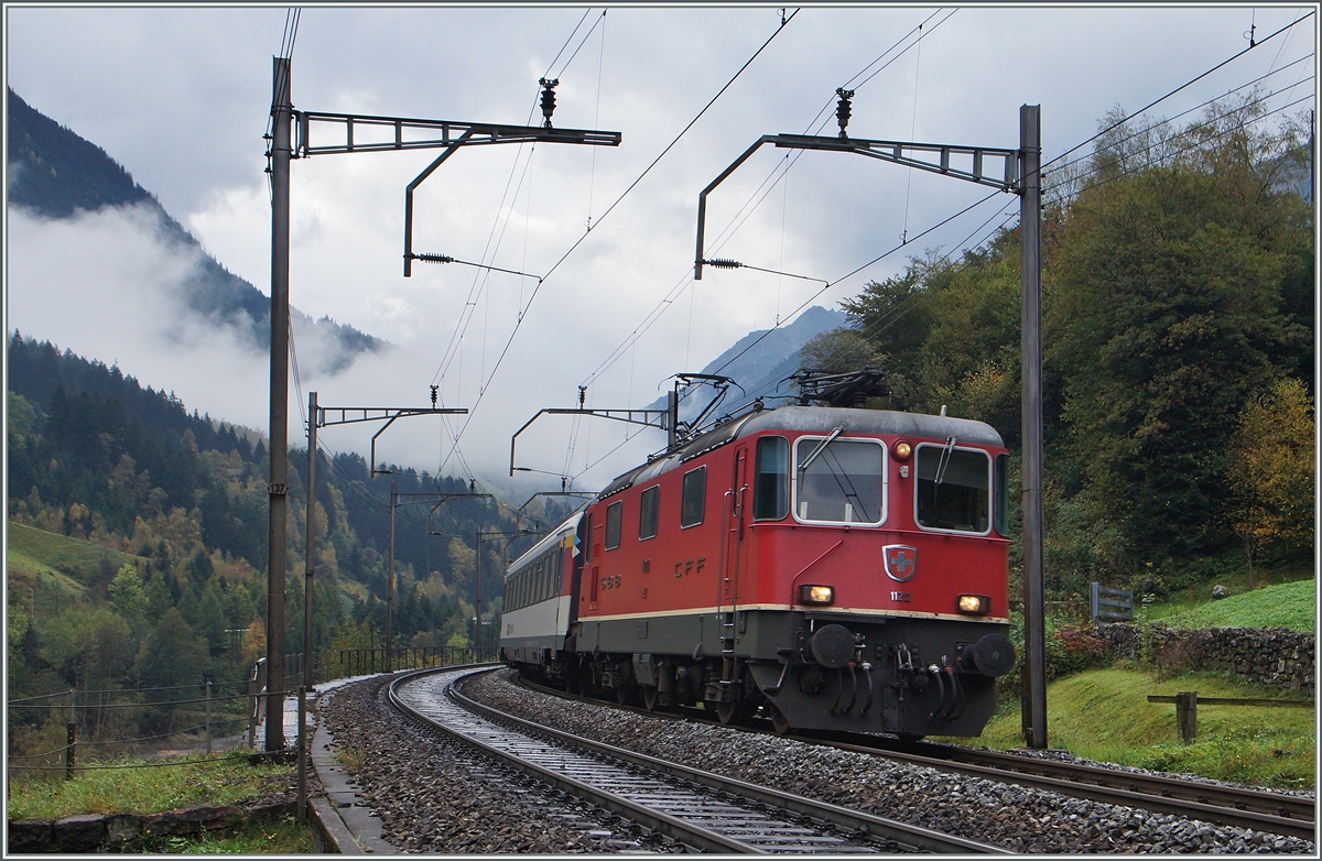 Die SBB Re 4/4 II 11212 mit einem IR auf der Gotthard Nordramp bei Kilometer 58 auf Talfahrt.
10. Okt. 2014