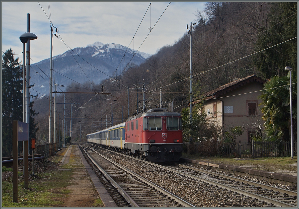 Die SBB Re 4/4 II 11129 schiebt ihren IR 3317 bei Preglia Richtung Domodossola.
27. Jan. 2015