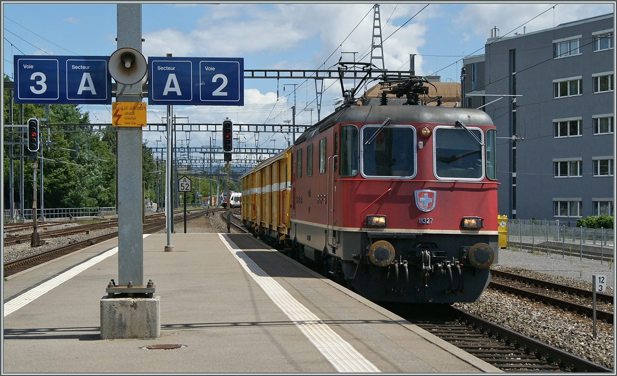 Die SBB Re 4/4 II 11327 mit einem Postzug in Morges. 
27. Juli 2015