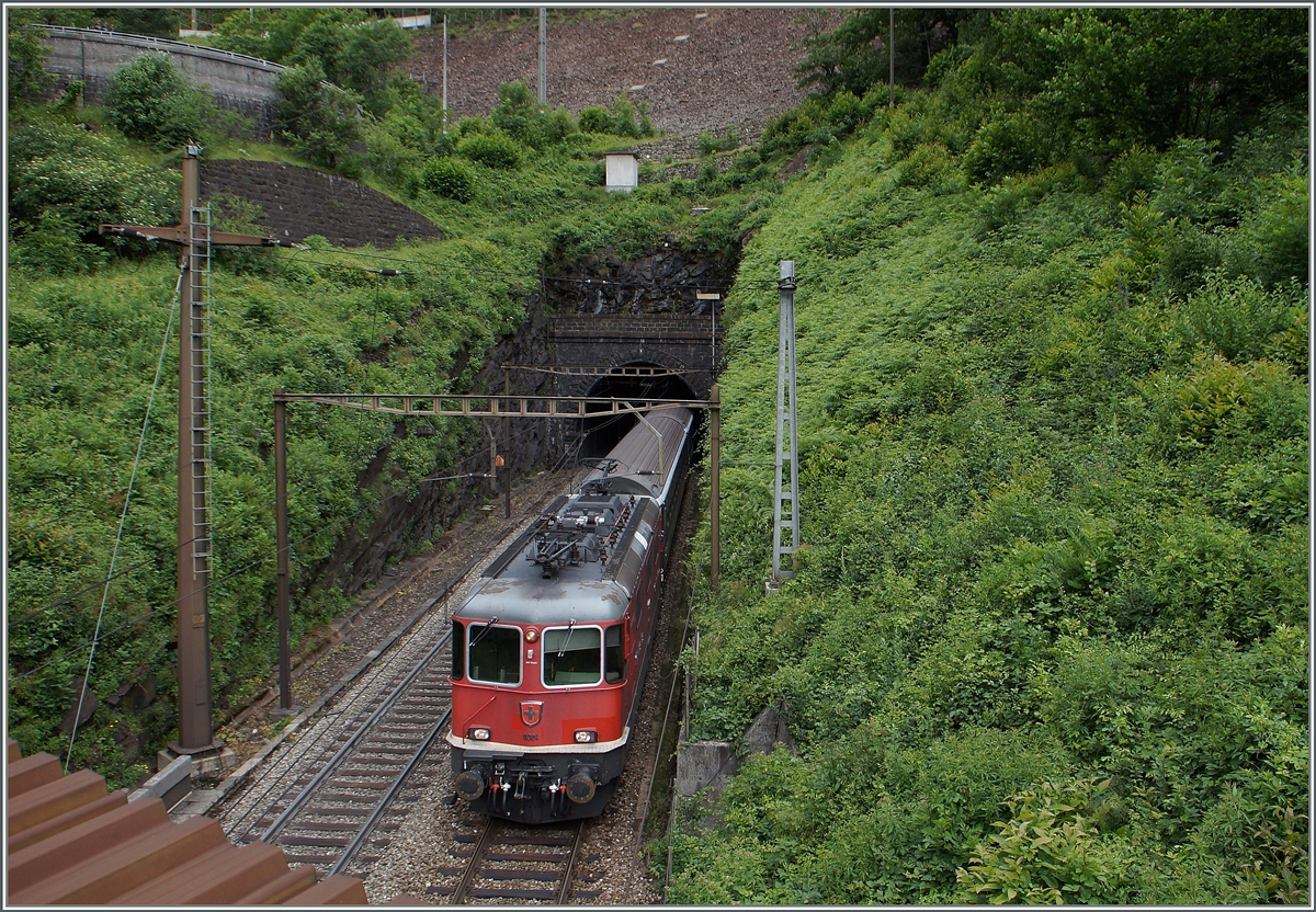 Die SBB Re 4/4 II 1304 mit einen Gotthard IR nach Locarno zwischen Rodi Fiesso und Faido (Gotthard Südrampe).
23. Juni 2015