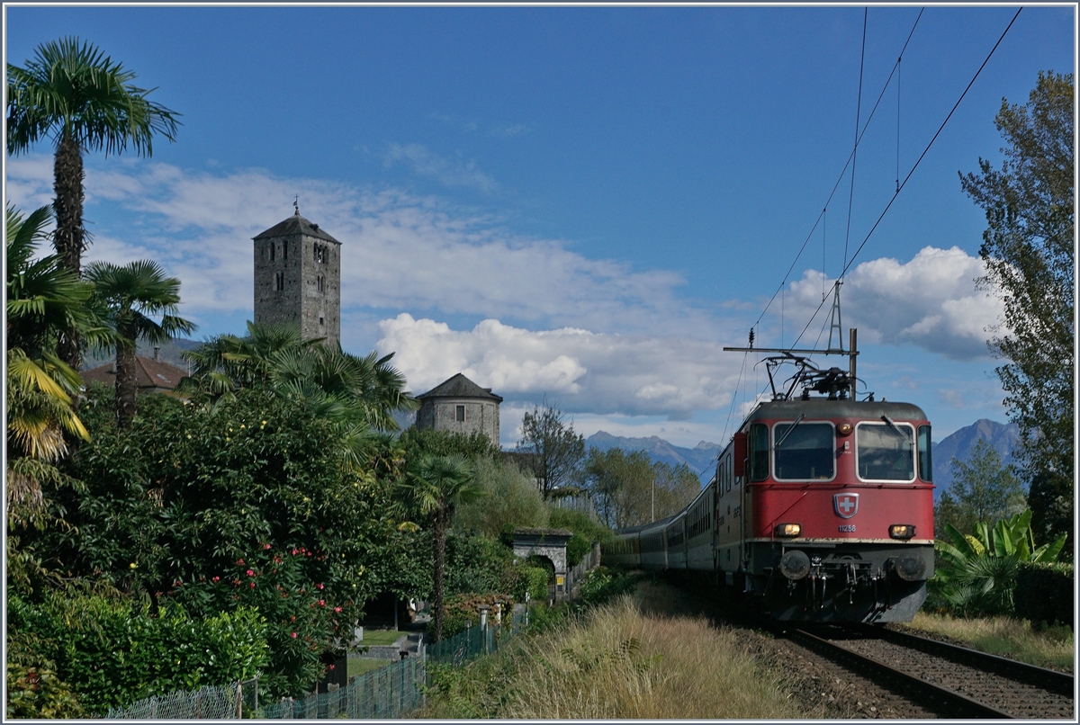 Die SBB Re 4/4 II 11256 mit einem Gotthard IR kurz vor dem Ziel Locarno. 
20. Sept. 2016