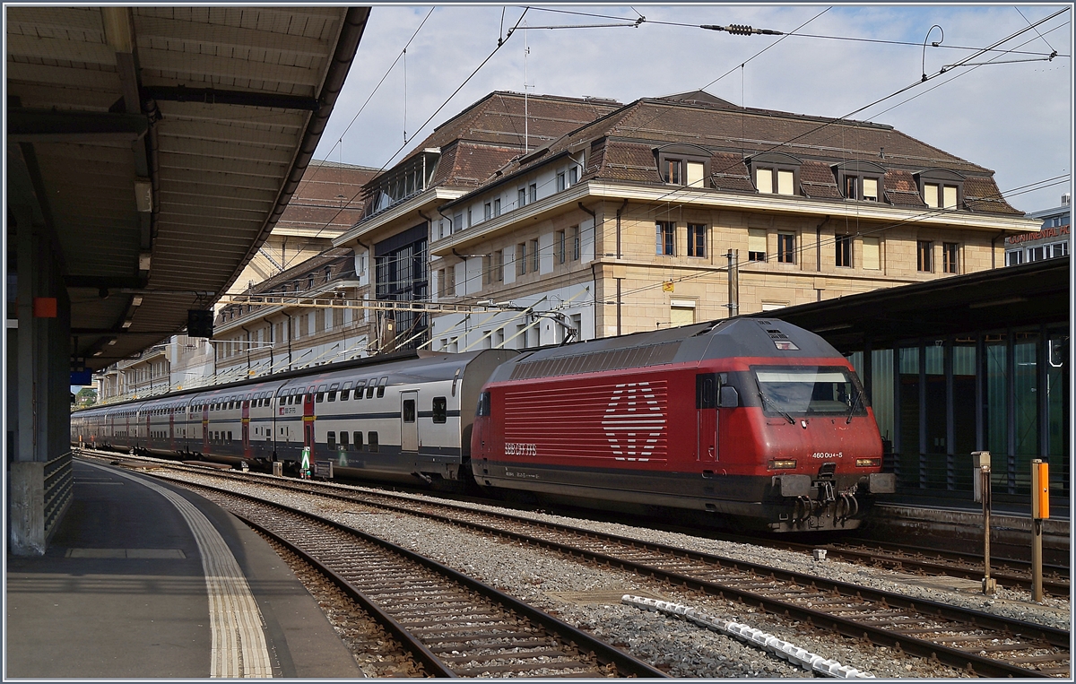 Die SBB Re 460 004-5 wartet mit einem IR 15 nach Luzern auf die Abfahrt.

25. April 2020