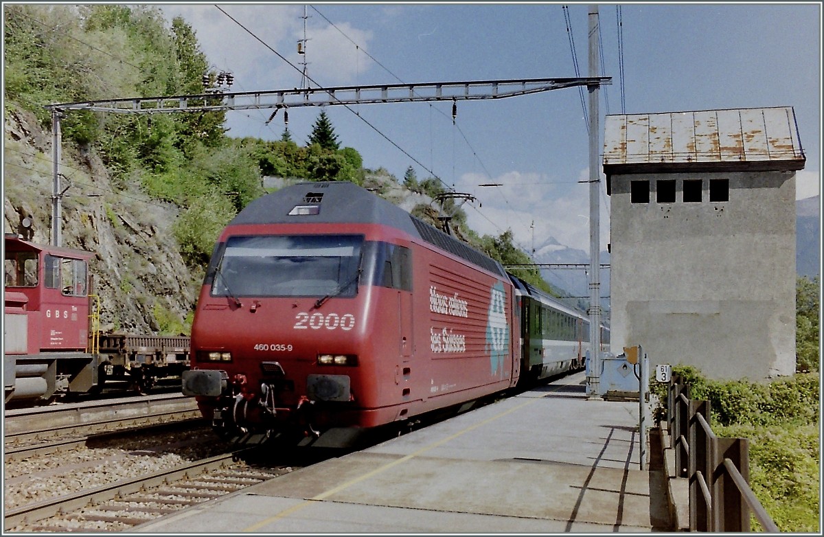 Die SBB Re 460 035-9 mit einem IC in Ausserberg (BLS Südrampe).
Analoges Bild vom Sept 1996
