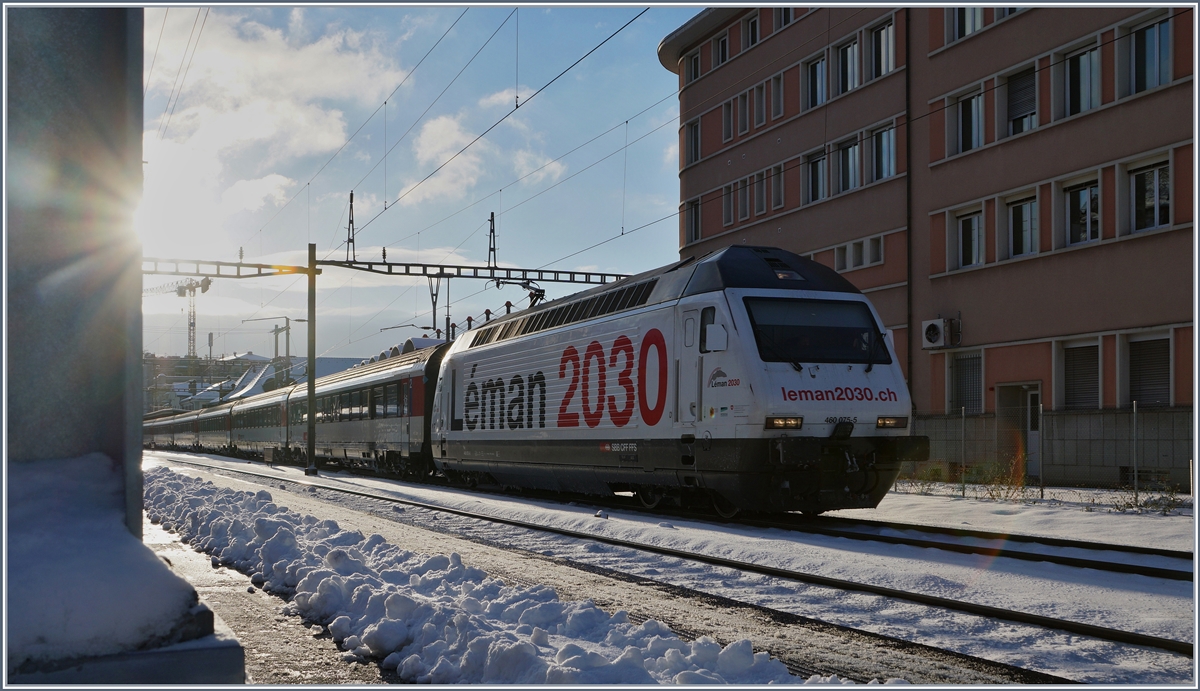Die SBB Re 460 075-5  Léman 2030  im Gegenlicht in Vevey.
15. Jan. 2017 