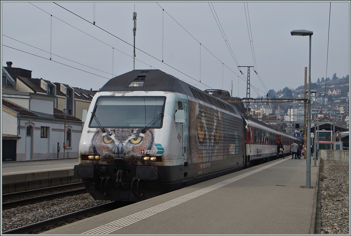 Die SBB Re 460 105-0 in Montreux.
15. März 2015