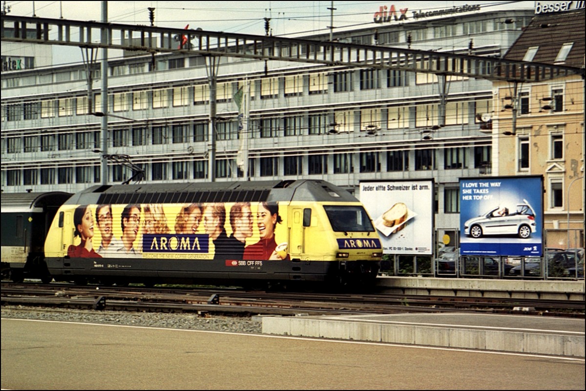 Die SBB Re 460  Aroma -Werbelok in Zürich HB. 
Anlaoges Bild vom Mai 2001