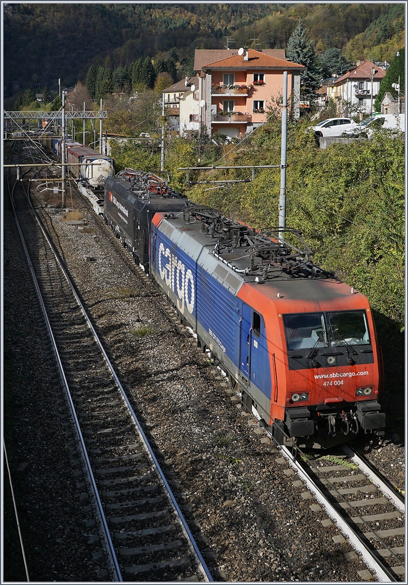Die SBB Re 474 004 und eine gemietete 189 fahren bei Varzo mit einem Güterzug Südwärts. Das Bild entstand im letzten Sonnenlicht, kommt doch er Schatten des Bergs schon kurz nach Mittag, wie links im Bild zu sehen ist.
27. Okt. 2017