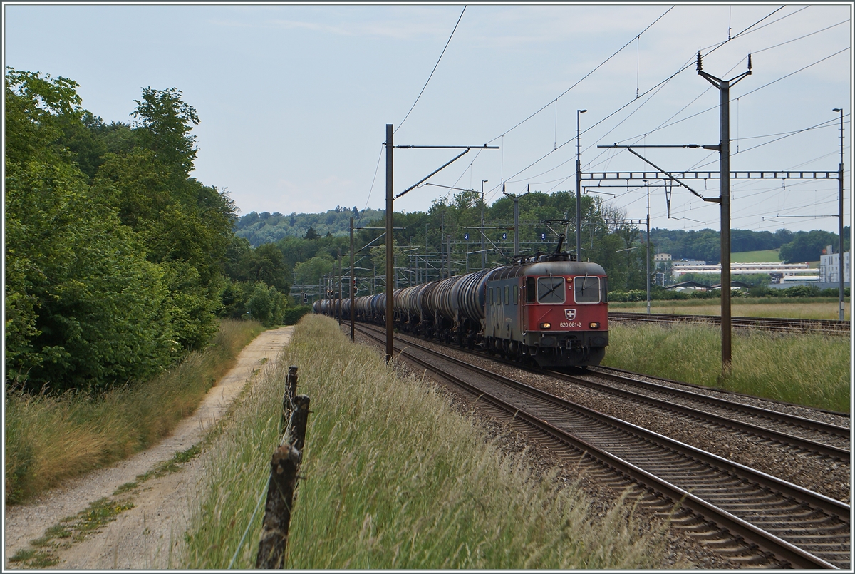 Die SBB Re 620 061-2 erreicht Vufflens la Ville.
3. Juni 2014
