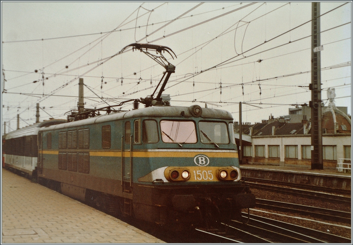 Die schöne SNCB 1505 in Bruxelles Midi mit dem Int. 482 nach Paris Nord. Bruxelles, im Juni 1984
(Gescanntes Foto)