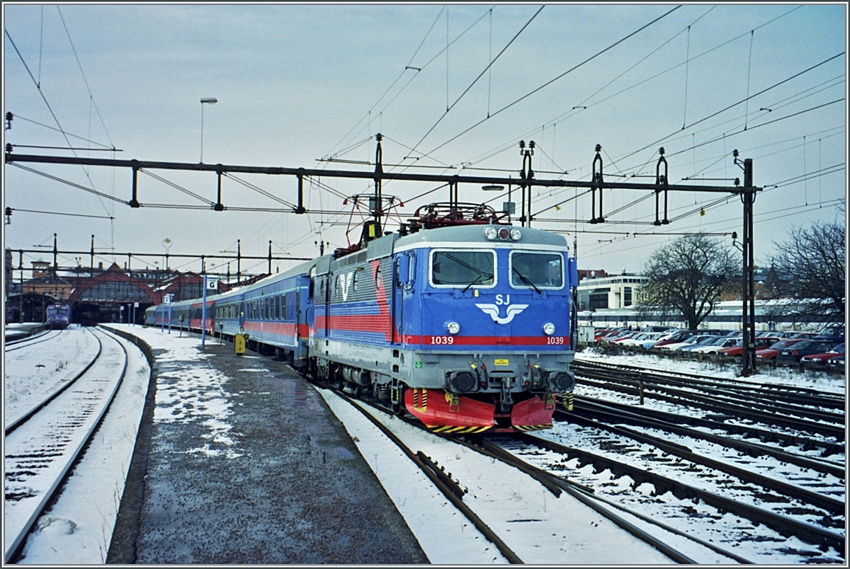 Die SJ RC 1039 verlässt mit ihrem Reisezug Malmö. 

Analogbild vom 20. März 2001