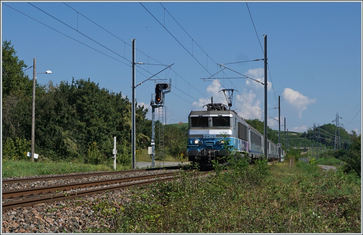 Die SNCF 22393 mit ihrem TER von Genève nach Lyon kurz vor Pougny Chancy mit einem typischen SNCF Signal im linke Bildteil, welches ich unbedingt ins Bild integrieren wollte, und damit den Gestrüpp vor der Lok in Kauf nehmen musste.

6. Sept. 2021

