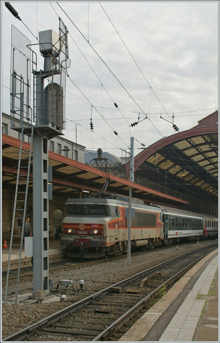 Die SNCF BB 15018 wartet mit ihre EC nach Bruxelles in Strasbourg auf die Abfahrt.
29. Okt. 2011