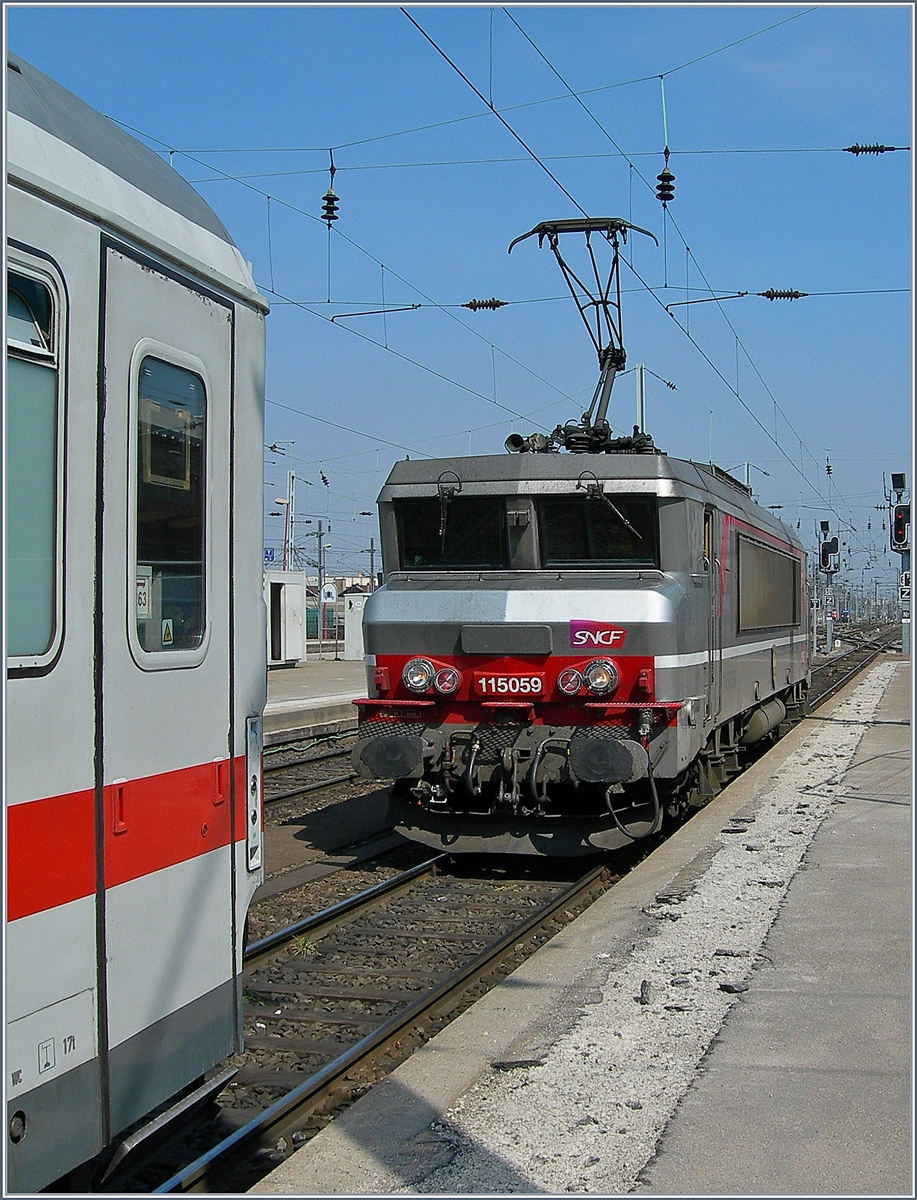 Die SNCF BB 15059 übernimmt in Strasbourg eine EC nach Paris.
10. April 2007