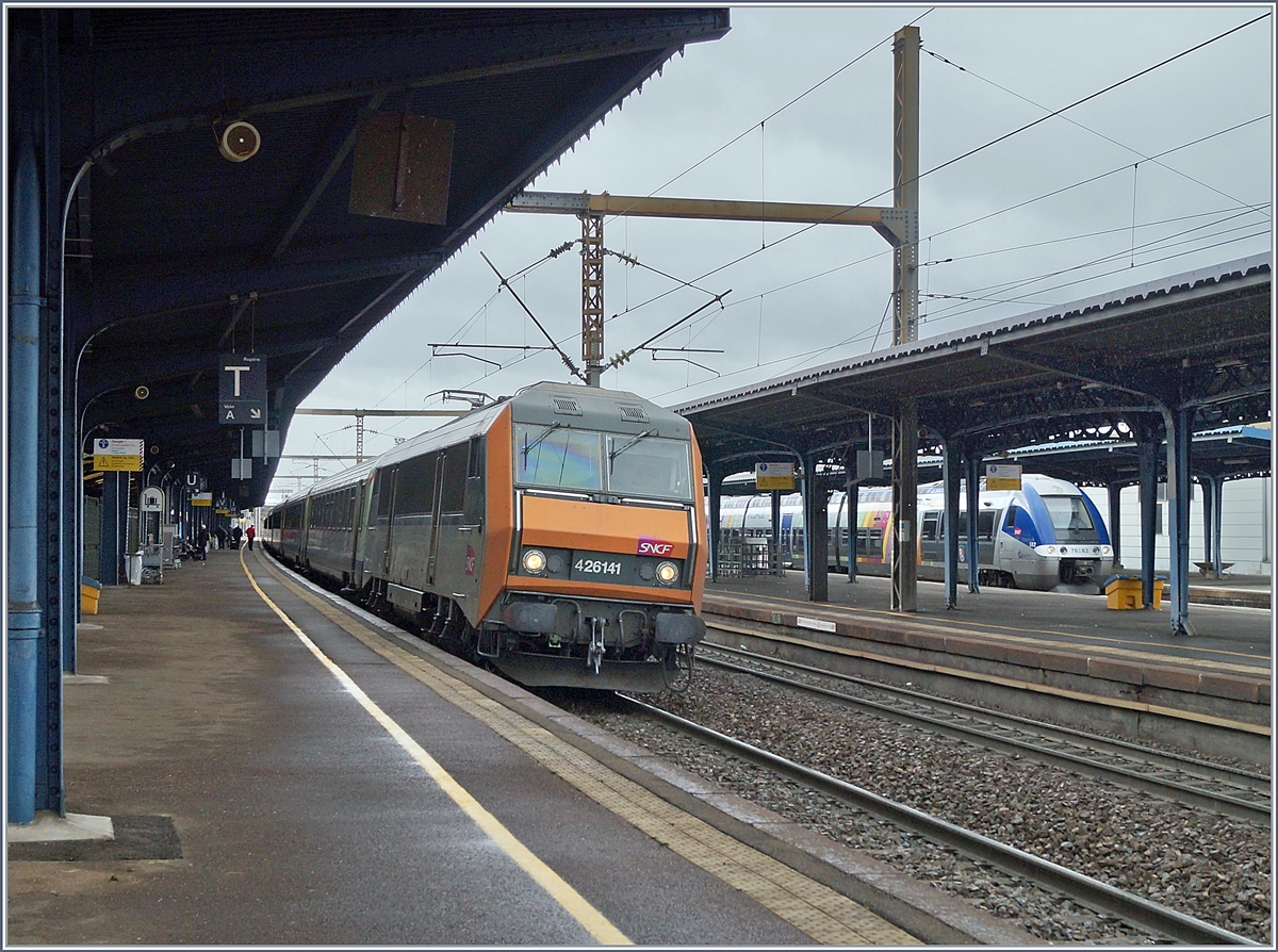 Die SNCF BB 26 141 mit ihrem TER 200 von Basel nach Strasbourg beim Halt in Colmar.
12. März 2018