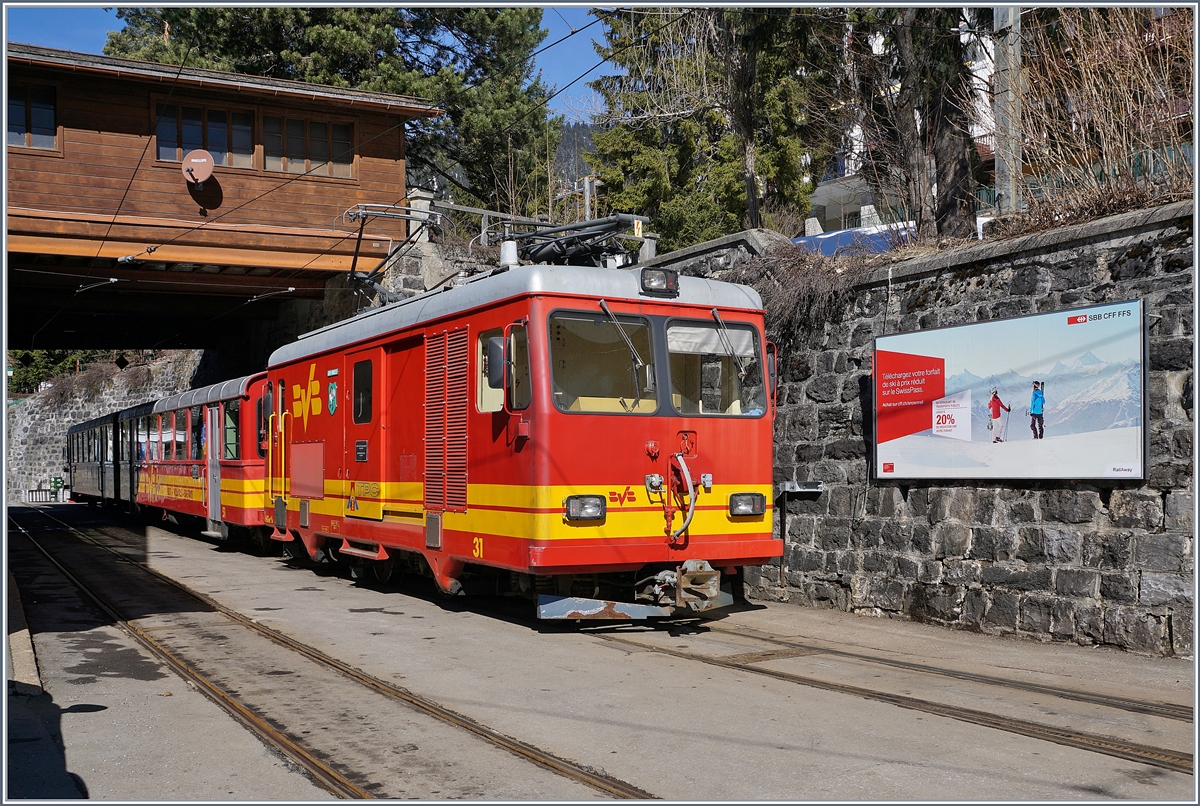 Die TPC BVB HGe 4/4 mit ihrem Regionalzug in Villars während ihrer (längeren) Mittagspause.

5. März 2019