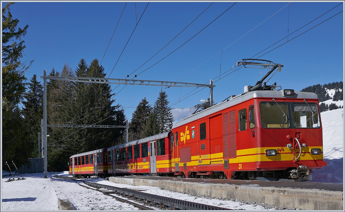 Die TPC BVB HGe 4/4 mit ihrem Regionalzug beim Halt in Col-de-Soud.
5. März 2019