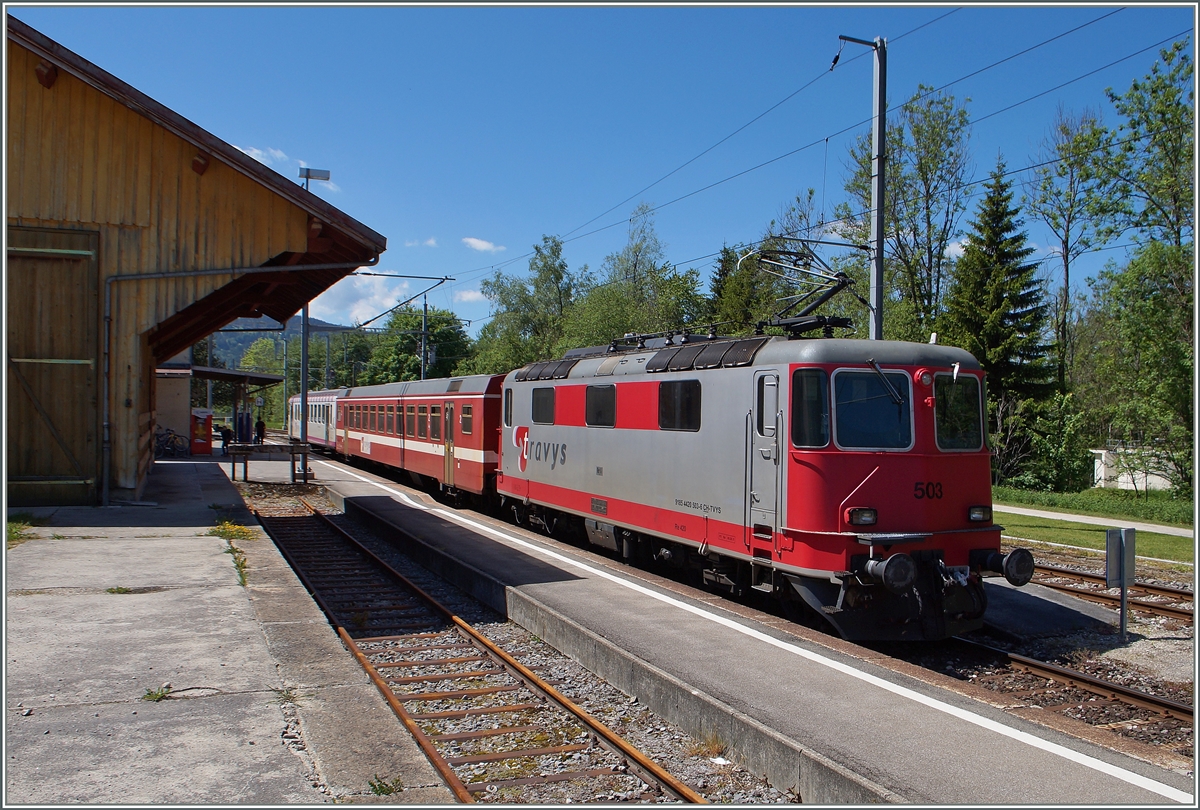 Die Travys Re 4/4 II im  Schülerverkehr  im Endbahnhof Le Pont.
3. Juni 2015