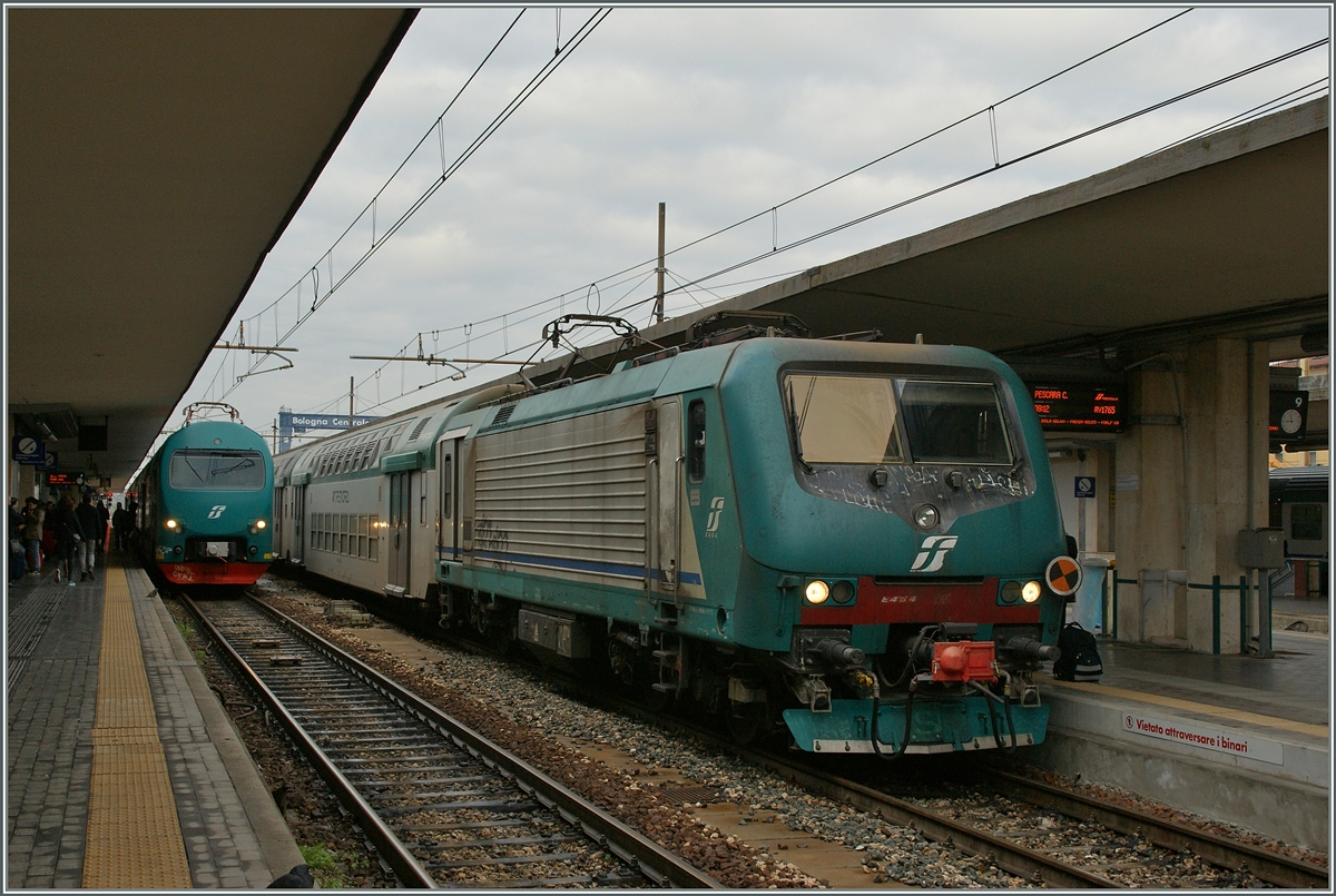 Die Trenitalia E 464 wurden sehr zahlreich beschafft und folglich gehren sie berall zum (Regionalzugs)-Bild in Italien.
Bologna, den 16. Nov. 2013
