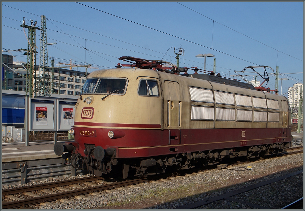 Die wunderschöne DB 103 113-7 in Stuttgart. 
28. Nov. 2014