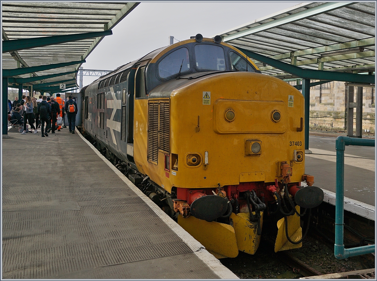 Ebenfalls ein Klassiker: die Class 37, welche mietweise in Form der 37403 bei der Nothren noch im Planeinsatz steht, hier bei der Ankunft in Carlisle.
27. April 2018
