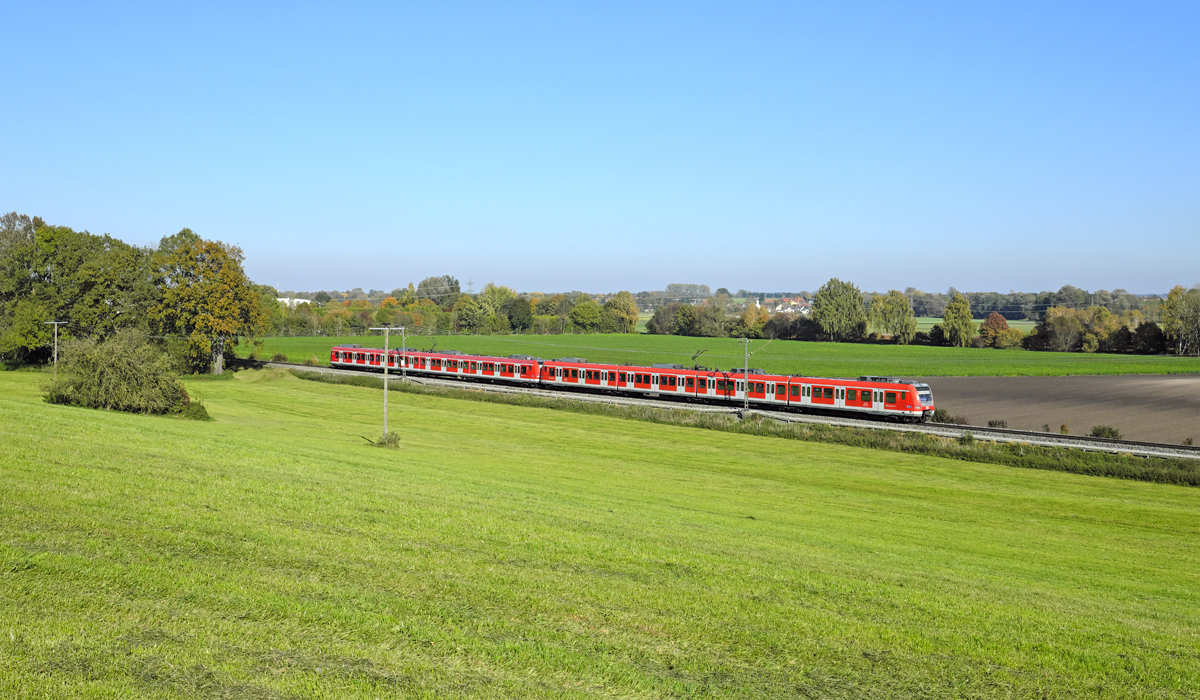Ein 423-Doppel als S2 nach Erding war am sonnigen 14. Oktober 2017 in der Nähe von Aufhausen unterwegs.