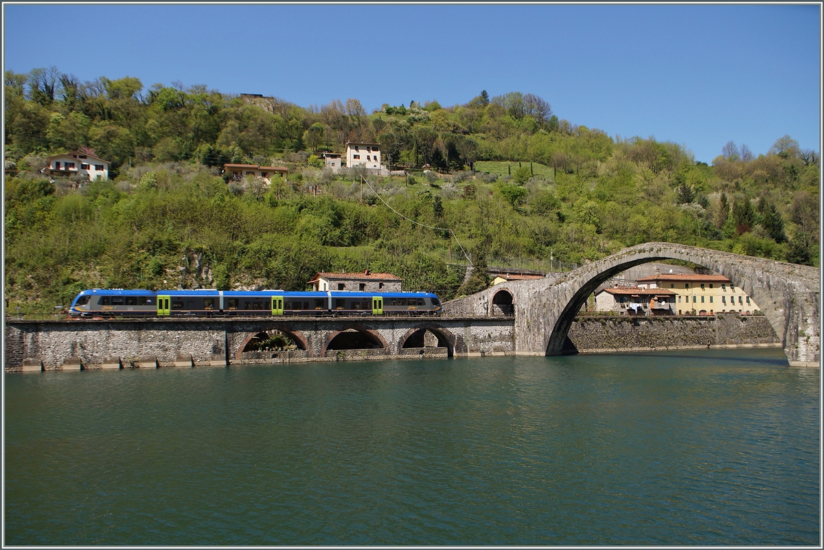 Ein ATR 220  Swing  fährt unter der Ponte della Maddalena durch und wird in Kürze den Bahnhof Borgo a Mozzano erreichen.
20. April 2015