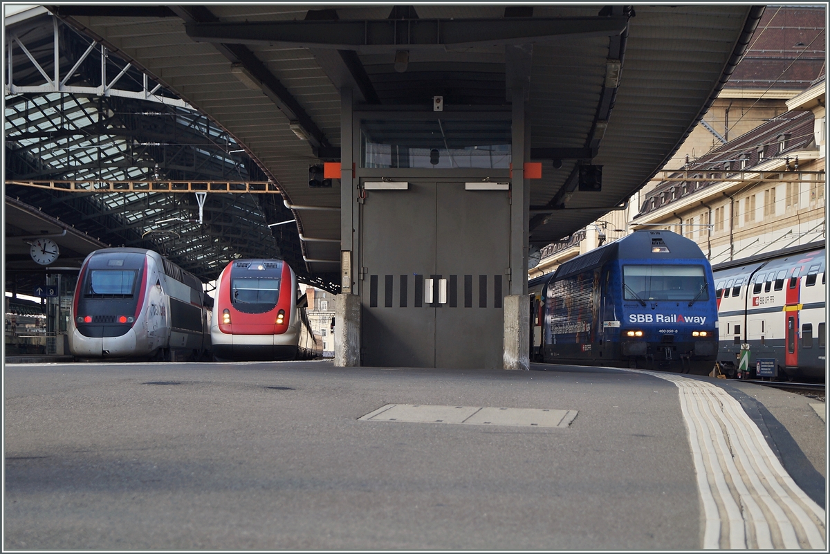 Ein Bahnsteigbild mit TGV Lyria, ICN und Re 460.
Lausanne, den  5. März 2014