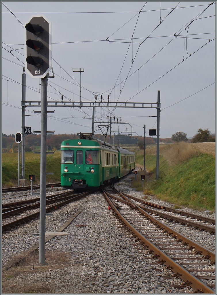 Ein BAM Regionalzug von Bière nach Morges erreicht Apples.
Recht im Bild zweigen die Gleise nach L'Isle Mont la Ville ab.
24. Okt. 2015