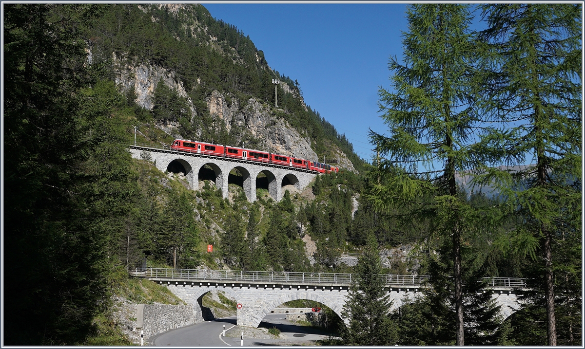 Ein Berina Express Richtung Tirano auf dem Rugnux-Lehnviadukt der Albulastrecke zwischen Muot und Preda.
14. Sept. 2016