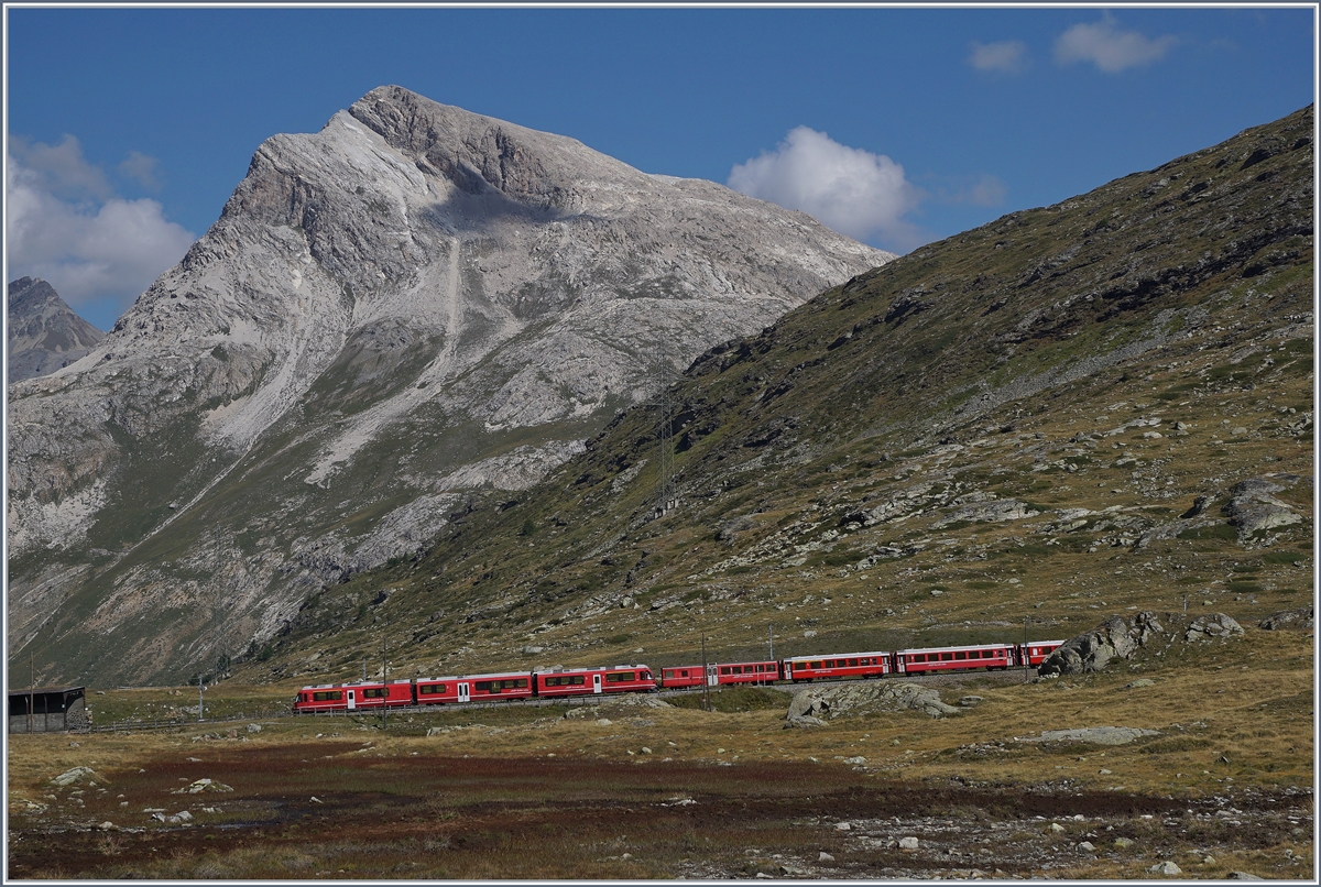 Ein Bernina Bahn Zug auf dem Weg nach St.Moritz kurz nach Bernina Ospizio auf Talfahrt.

13. Sept. 2016
