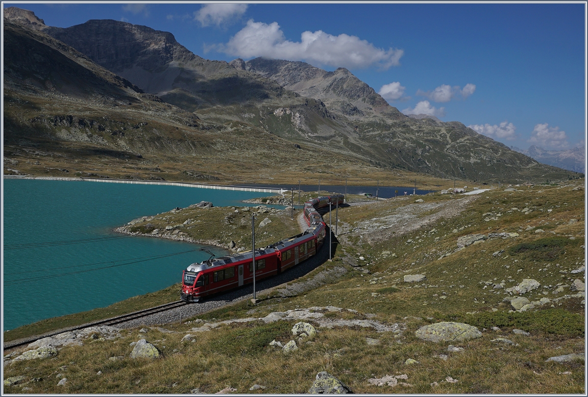 Ein Bernina Expess schlängelt sich dem Lago Bianoc entlang Richtung Bernina Ospizio.
13. Sept. 2016
