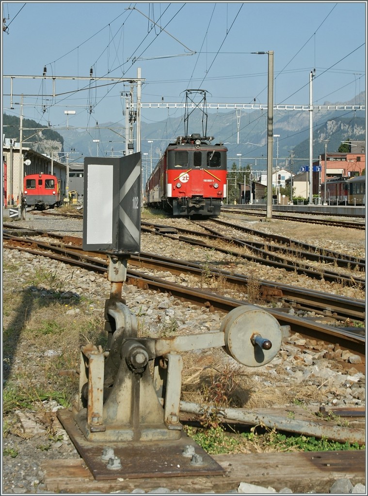 Ein Bild aus weitaus sonnigeren Tagen: Der De 110 003-1 (und ein weiterer ganz rechts im Bild) in Meiringen. 
20.08.2012