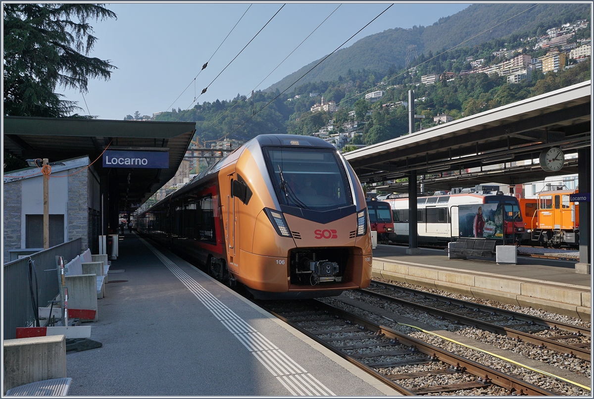 Ein Blick in die Zukunft: ab dem nächsten Fahrplanwechsel verkehren (wieder) stündlich direkte Züge von Locarno nach Basel bzw. alternierend nach Zürich via Gotthard Panorama Strecke (also via Airolo und Göschenen), die jedoch nicht mehr wie früher mit SBB Re 4/4 II und Komposition, sondern mit SOB RABe 526  TRAVERSO  gefahren werden. 
Im Bild der SOB RABe 526 206-8 (UIC 94 85 7 526 206-8 CH-SOB) auf einer Testfahrt in Locarno. 

15. Sept. 2020