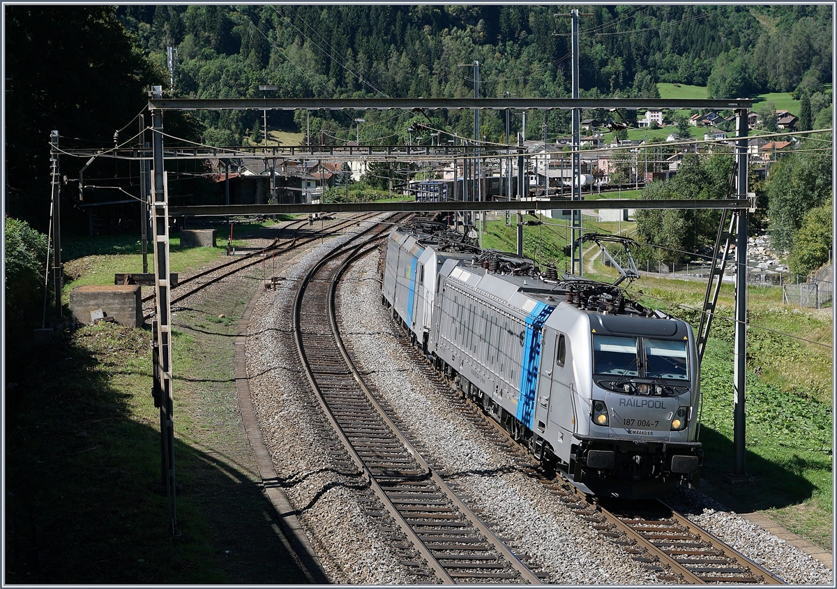 Ein BLS Güterzug mit der Spitzenlok 187 004-7 verlässt Rodi Fiesso und fährt in Kürze durch die Dazio Grande.
6. Sept. 2016
