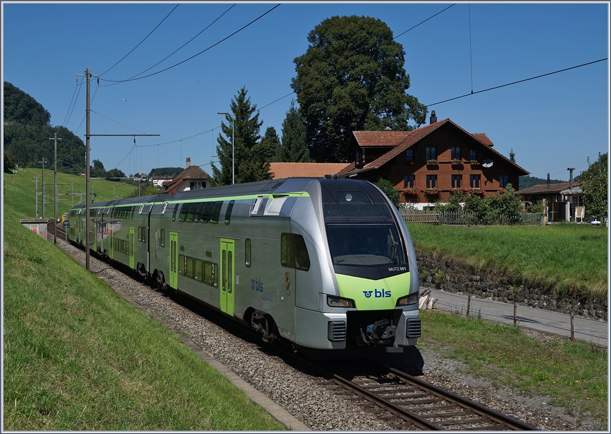 Ein BLS RABe 515  MUTZ  besorgt den Regionalverkehr Spiez - Interlaken, hier bei Faulensee aufgenommen.
14. August 2016