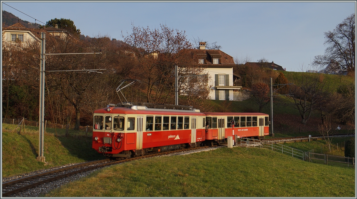 Ein CEV Regionalzug bestehend aus dem BDeh h2/4 und Bt 222 erreicht St-Légier Gare.
11. Dez. 2015