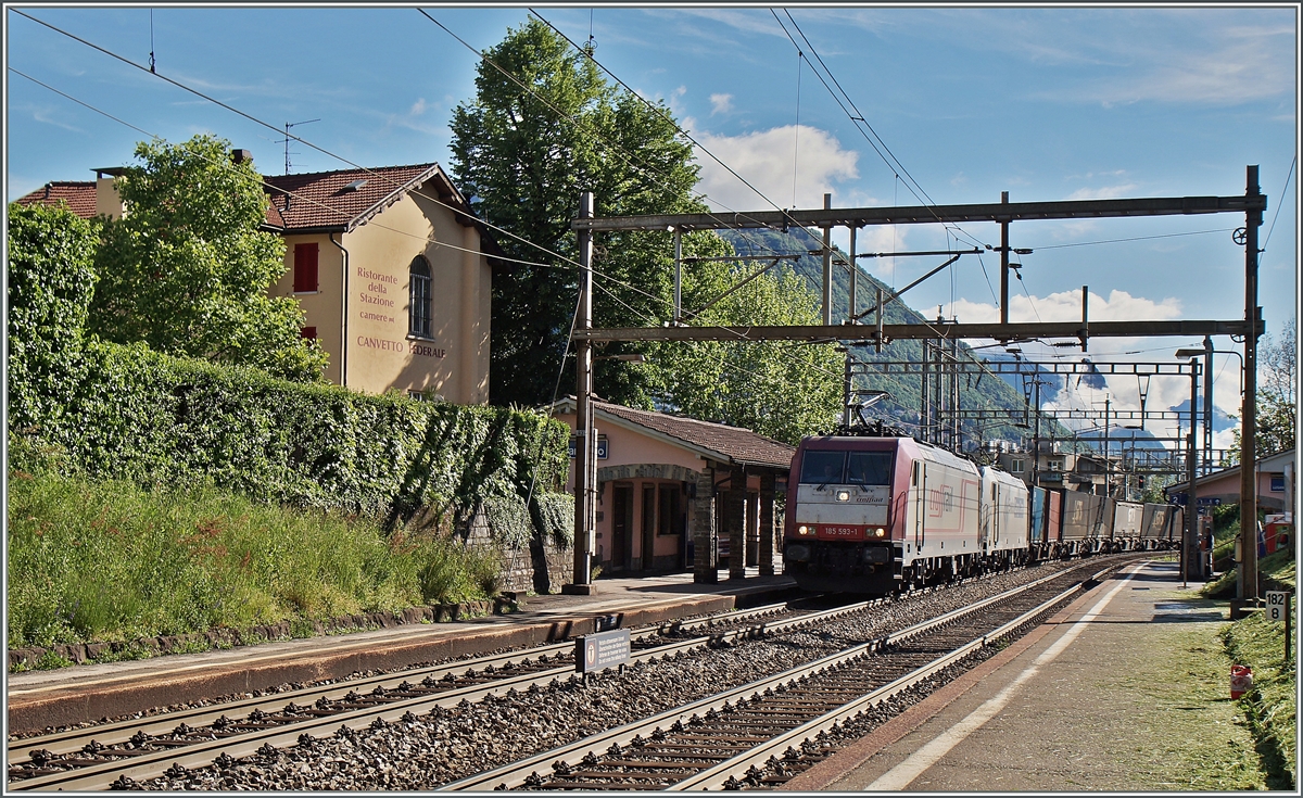 Ein Crossrail-Zug Richtung Norden fährt in Lugano Paradiso vorbei.
30. April 2015