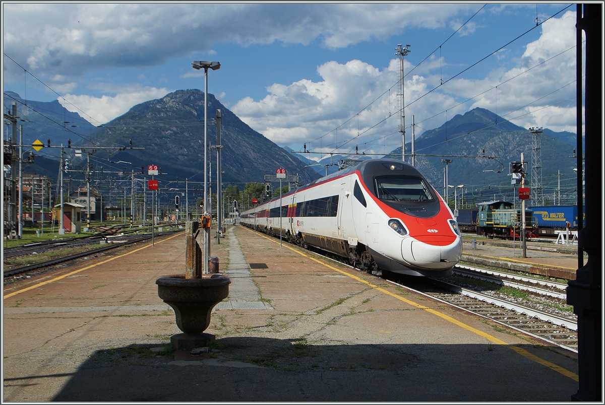 Ein ETR 610 auf der Fahrt nach Milano erreicht Domodossola. 
5. August 2015