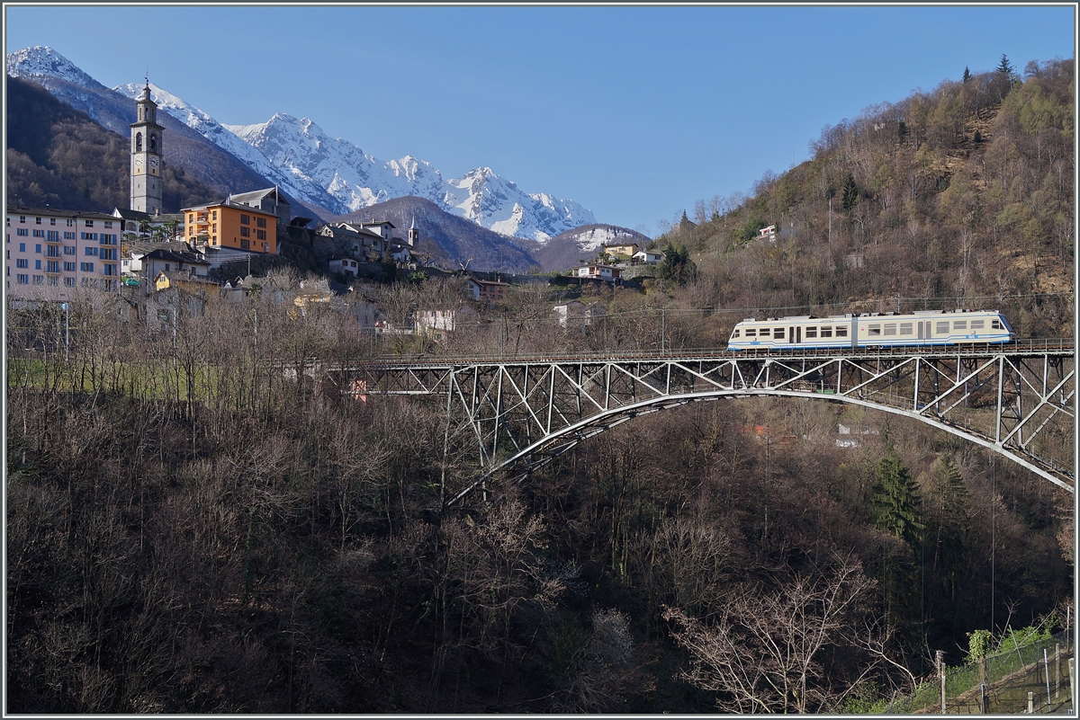 Ein FART Regionalzug auf der filigranen Brücke bei Intragna.
20. März 2014