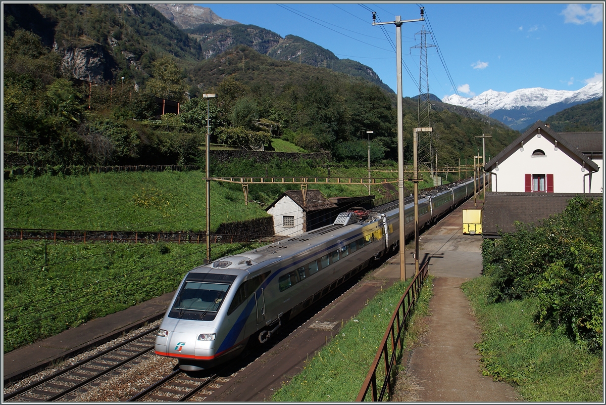 Ein FS ETR 470 als EC 15 von Zürich nach Milano bei alten Bahnhof von Giornico.
24. Sept. 2015 
