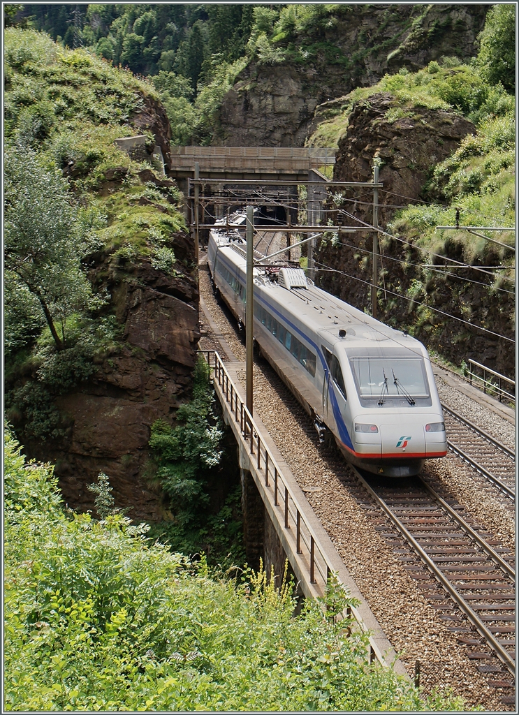 Ein FS ETR 470 als EC Zürich - Milano Centrale zwischen Rodi Fiesso und Faido (Gotthard Südrampe)
23. Juni 2015