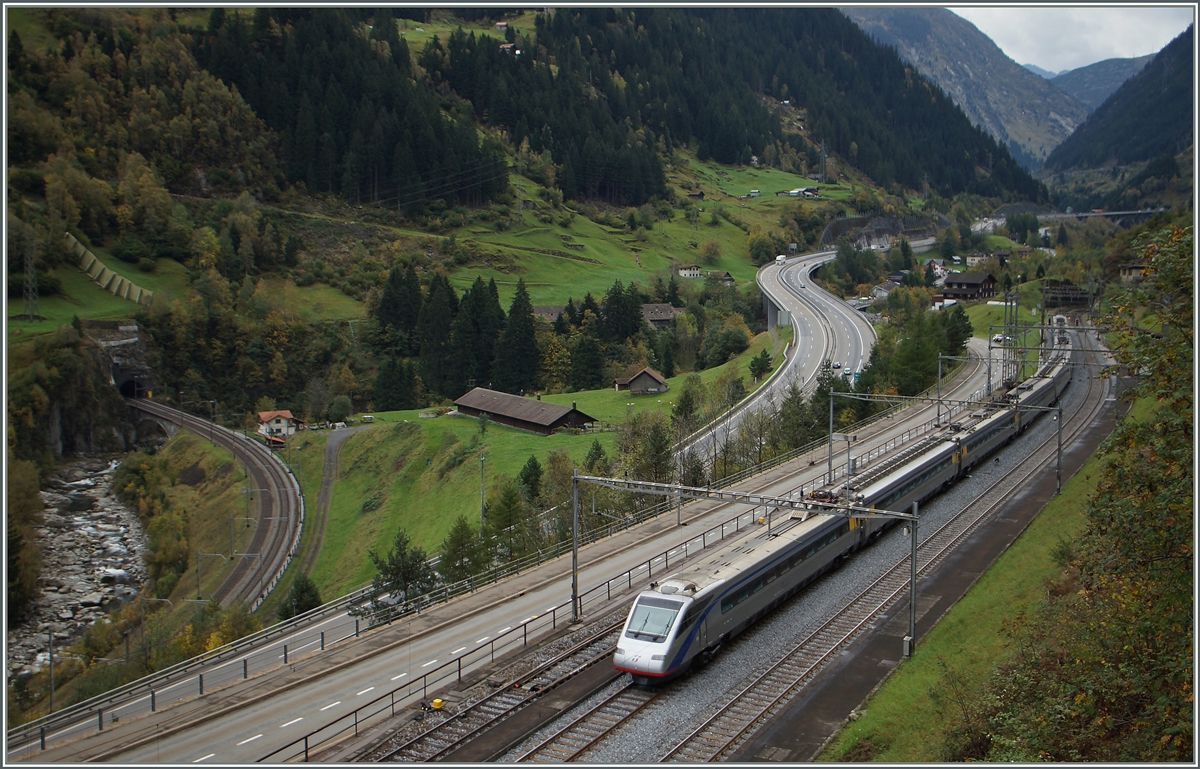 Ein FS ETR 470 auf der Fahrt nach Zürich in Wassen.
10.10.2014