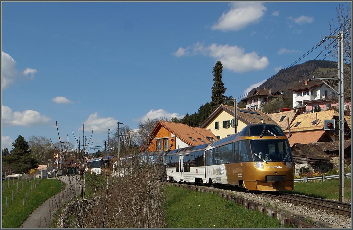 Ein  Goldenpas Panoramic  Express der MOB bei Les Planches.
13.04.2015