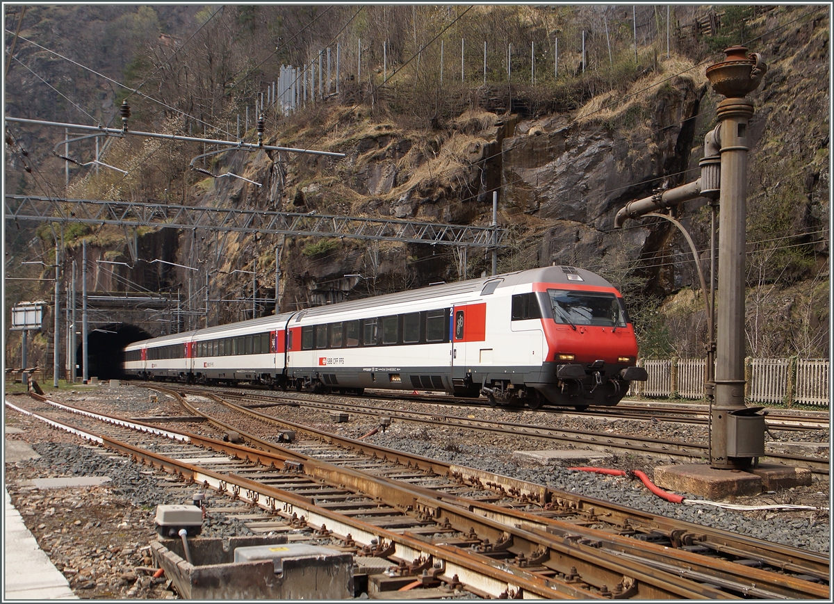 Ein IC von Basel nach Domodossal fährt in Iselle di Tarsquera ohne Halt durch.
11. April 2015