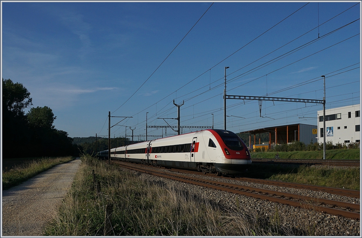 Ein ICN (bzw. zwei RABe 500) auf der Fahrt nach St.Gallen bei Vufflens la Ville.
29. August 2018