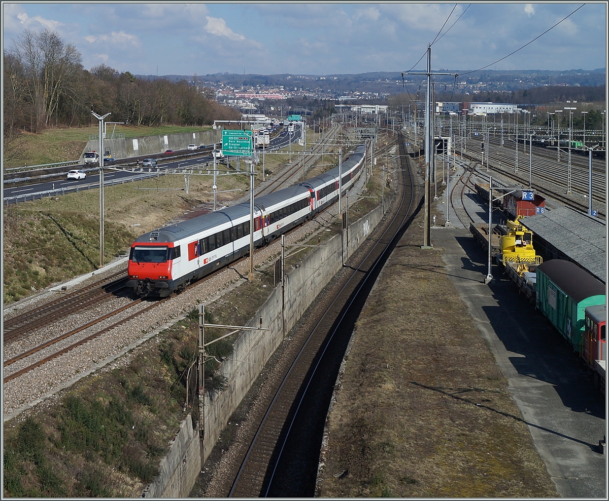 Ein IR vn Luzern nach Genèe in der interessanten Verkehrslandschaft bei Lonay. 
05. März 2014