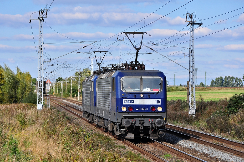 Ein kraftvolles Doppel!Die 143 068 und 143 573 der RBH waren im Bw Rostock Hbf zur Frist.Am 02.10.2013 rauschen die Loks durch Sildemow in Richtung Westen ihren nchsten Aufgaben entgegen.